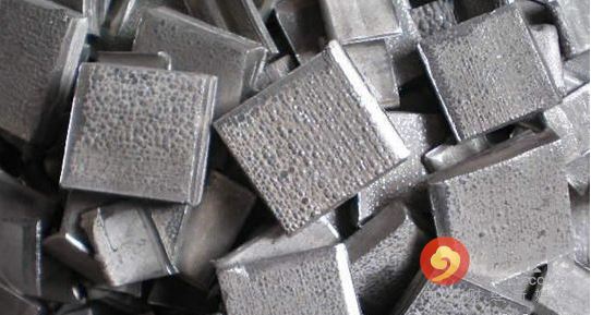 5月期鎳連續(xù)第三個(gè)月下跌，周四觸及去年6月來(lái)最低水準(zhǔn)每噸8,810美元，今年迄今下跌12%，是跌幅最大的主要基本金屬。